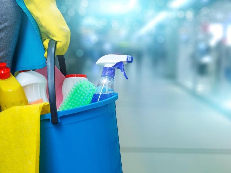 ¿Qué significan las etiquetas de los productos de limpieza?
